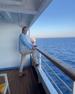 Cem Özer Instagram - @miraycruises davetlisi olarak Ege Adaları ve Atina turumuz, muhteşem gemi mürettebatı sayesinde harika  geçti. Cruise turuna mesafeli bakardım. Bu kadar keyif verici olduğunu bilseydim daha önce çıkardım. Vaktim müsait olursa yine @miraycruises ve o muhteşem ekiple Ekim’de Adriyatik - Karadağ turuna niyetliyim. #cruise #deniz #tur #gezi #yunanadaları #atina #mikonos #santorini #akropolis  #rodos #çeşme #gösteri  #eğlence #parti #aşk #balayı #cemözer #keşfetteyiz #keşfetteyim #keșfet