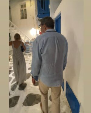 Cem Özer Instagram - @miraycruises davetlisi olarak Ege Adaları ve Atina turumuz, muhteşem gemi mürettebatı sayesinde harika  geçti. Cruise turuna mesafeli bakardım. Bu kadar keyif verici olduğunu bilseydim daha önce çıkardım. Vaktim müsait olursa yine @miraycruises ve o muhteşem ekiple Ekim’de Adriyatik - Karadağ turuna niyetliyim. #cruise #deniz #tur #gezi #yunanadaları #atina #mikonos #santorini #akropolis  #rodos #çeşme #gösteri  #eğlence #parti #aşk #balayı #cemözer #keşfetteyiz #keşfetteyim #keșfet