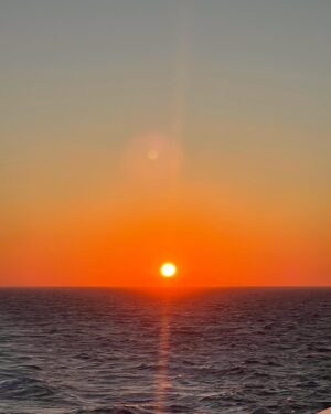 Cem Özer Instagram - @miraycruises davetlisi olarak Ege Adaları ve Atina turumuz, muhteşem gemi mürettebatı sayesinde harika  geçti. Cruise turuna mesafeli bakardım. Bu kadar keyif verici olduğunu bilseydim daha önce çıkardım. Vaktim müsait olursa yine @miraycruises ve o muhteşem ekiple Ekim’de Adriyatik - Karadağ turuna niyetliyim. #cruise #deniz #tur #gezi #yunanadaları #atina #mikonos #santorini #akropolis  #rodos #çeşme #gösteri  #eğlence #parti #aşk #balayı #cemözer #keşfetteyiz #keşfetteyim #keșfet