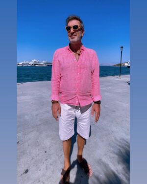 Cem Özer Instagram - @miraycruises davetlisi olarak Ege Adaları ve Atina turumuz, muhteşem gemi mürettebatı sayesinde harika  geçti. Cruise turuna mesafeli bakardım. Bu kadar keyif verici olduğunu bilseydim daha önce çıkardım. Vaktim müsait olursa yine @miraycruises ve o muhteşem ekiple Ekim’de Adriyatik - Karadağ turuna niyetliyim. #cruise #deniz #tur #gezi #yunanadaları #atina #mikonos #santorini #akropolis  #rodos #çeşme #gösteri  #eğlence #parti #aşk #balayı #cemözer #keşfetteyiz #keşfetteyim #keșfet