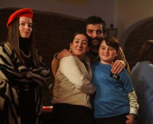 Cemil Şahin Instagram - Başta TRT’ye , yapımımız @zeramedyaofficial ‘a, yönetmenimize , senaristlerimize ,emek veren reji ekibine ve tüm set çalışanlarına ve kıymetli oyuncu arkadaşlarıma çok teşekkür ederim . Beraber bir sezon şahane çalıştık sevginin saygının özenin iç içe olduğu severek çalıştığımız bir hikayenin içinde olmak güzel anılar ve emekler biriktirmek güzeldi , Şevket ile içinde olduğum hikayenin benim adıma sonuna geldik , yeni sezonda @kodadikirlangic yeni hikayesi ile yoluna devam edecek sevimli kötümüz bir gün iyi olacağına inandığımız Aspar’a, doğruların peşinde koşan selim hocamıza ve hayalleri için emek veren kırlangıç takımına ve yanlarında olan ailerlerine  yeni hikayelerinde başarılar , son olarak seyircilerimize çok teşekkürler . Güle güle şevket güle güle @kodadikirlangic 👻👻👻