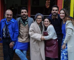 Cemil Şahin Instagram - Başta TRT’ye , yapımımız @zeramedyaofficial ‘a, yönetmenimize , senaristlerimize ,emek veren reji ekibine ve tüm set çalışanlarına ve kıymetli oyuncu arkadaşlarıma çok teşekkür ederim . Beraber bir sezon şahane çalıştık sevginin saygının özenin iç içe olduğu severek çalıştığımız bir hikayenin içinde olmak güzel anılar ve emekler biriktirmek güzeldi , Şevket ile içinde olduğum hikayenin benim adıma sonuna geldik , yeni sezonda @kodadikirlangic yeni hikayesi ile yoluna devam edecek sevimli kötümüz bir gün iyi olacağına inandığımız Aspar’a, doğruların peşinde koşan selim hocamıza ve hayalleri için emek veren kırlangıç takımına ve yanlarında olan ailerlerine  yeni hikayelerinde başarılar , son olarak seyircilerimize çok teşekkürler . Güle güle şevket güle güle @kodadikirlangic 👻👻👻