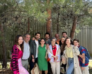 Cemil Şahin Instagram - Başta TRT’ye , yapımımız @zeramedyaofficial ‘a, yönetmenimize , senaristlerimize ,emek veren reji ekibine ve tüm set çalışanlarına ve kıymetli oyuncu arkadaşlarıma çok teşekkür ederim . Beraber bir sezon şahane çalıştık sevginin saygının özenin iç içe olduğu severek çalıştığımız bir hikayenin içinde olmak güzel anılar ve emekler biriktirmek güzeldi , Şevket ile içinde olduğum hikayenin benim adıma sonuna geldik , yeni sezonda @kodadikirlangic yeni hikayesi ile yoluna devam edecek sevimli kötümüz bir gün iyi olacağına inandığımız Aspar’a, doğruların peşinde koşan selim hocamıza ve hayalleri için emek veren kırlangıç takımına ve yanlarında olan ailerlerine  yeni hikayelerinde başarılar , son olarak seyircilerimize çok teşekkürler . Güle güle şevket güle güle @kodadikirlangic 👻👻👻