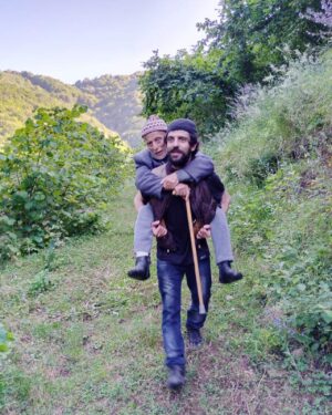 Cemil Şahin Instagram - Kıymetli dedeciğim orman ,dere havası alalım istedi, köyde eşek varsa eşeğe bindirir götürürüz, olmadı el arabasına minder koyalım  derken iki torun çözdük işi 👻😁 ihtiyar delikanlı (yaş 98 maşallah 🧿) biraz yürüdü biraz yoruldu,  bize mutluluk oldu 🌳🍃