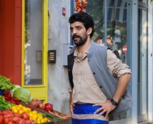 Cemil Şahin Instagram - Başta TRT’ye , yapımımız @zeramedyaofficial ‘a, yönetmenimize , senaristlerimize ,emek veren reji ekibine ve tüm set çalışanlarına ve kıymetli oyuncu arkadaşlarıma çok teşekkür ederim . Beraber bir sezon şahane çalıştık sevginin saygının özenin iç içe olduğu severek çalıştığımız bir hikayenin içinde olmak güzel anılar ve emekler biriktirmek güzeldi , Şevket ile içinde olduğum hikayenin benim adıma sonuna geldik , yeni sezonda @kodadikirlangic yeni hikayesi ile yoluna devam edecek sevimli kötümüz bir gün iyi olacağına inandığımız Aspar’a, doğruların peşinde koşan selim hocamıza ve hayalleri için emek veren kırlangıç takımına ve yanlarında olan ailerlerine  yeni hikayelerinde başarılar , son olarak seyircilerimize çok teşekkürler . Güle güle şevket güle güle @kodadikirlangic 👻👻👻