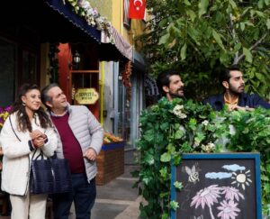 Cemil Şahin Instagram - Başta TRT’ye , yapımımız @zeramedyaofficial ‘a, yönetmenimize , senaristlerimize ,emek veren reji ekibine ve tüm set çalışanlarına ve kıymetli oyuncu arkadaşlarıma çok teşekkür ederim . Beraber bir sezon şahane çalıştık sevginin saygının özenin iç içe olduğu severek çalıştığımız bir hikayenin içinde olmak güzel anılar ve emekler biriktirmek güzeldi , Şevket ile içinde olduğum hikayenin benim adıma sonuna geldik , yeni sezonda @kodadikirlangic yeni hikayesi ile yoluna devam edecek sevimli kötümüz bir gün iyi olacağına inandığımız Aspar’a, doğruların peşinde koşan selim hocamıza ve hayalleri için emek veren kırlangıç takımına ve yanlarında olan ailerlerine  yeni hikayelerinde başarılar , son olarak seyircilerimize çok teşekkürler . Güle güle şevket güle güle @kodadikirlangic 👻👻👻