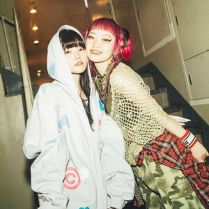 Cent Chihiro Chittiii Instagram - スーパーな友達の誕生日を祝ってきまして。
ひっそり一緒に作っていた曲歌いまして。
とーーーってもラブすぎた時間でありました。

うたうようにほがらかに。

詩羽の初ワンマンは
新宿LOFTに充満する独特の個と幸と苦と楽が
詩羽らしくて素敵なワンマンでした。

2人で作った曲はいつかのリリースをお楽しみにです

たんのしかった〜〜〜

❤️‍🔥@utaha.89 
📷@yokoyamarock