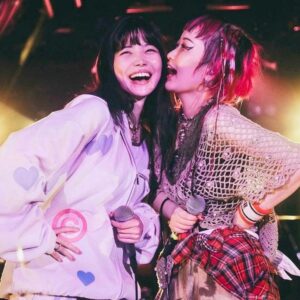 Cent Chihiro Chittiii Instagram - スーパーな友達の誕生日を祝ってきまして。
ひっそり一緒に作っていた曲歌いまして。
とーーーってもラブすぎた時間でありました。

うたうようにほがらかに。

詩羽の初ワンマンは
新宿LOFTに充満する独特の個と幸と苦と楽が
詩羽らしくて素敵なワンマンでした。

2人で作った曲はいつかのリリースをお楽しみにです

たんのしかった〜〜〜

❤️‍🔥@utaha.89 
📷@yokoyamarock
