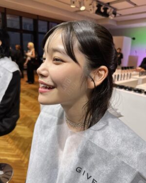 Cent Chihiro Chittiii Instagram - GIVENCHYのパーティーへ。

GIVENCHYで人気のプリズム・リーブルの新作を
一足お先に体感してまいりました

私は新色のNo.00を試しました。

光を取り込んだ透明感
"清らかさ"っていいなと
うきうきをいただいた私でした

リップは231でこれまた最高にお気に入りです

9月6日発売
おたのしみにっ

@givenchybeauty 

hairmake: @megumikuji_luckhair 
styling: @koromoishigaya 

#ジバンシイビューティー
 #プリズムリーブル 
#光透明感パウダー 
#pr