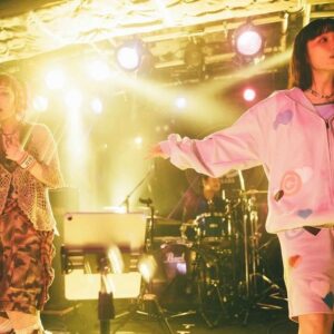 Cent Chihiro Chittiii Instagram - スーパーな友達の誕生日を祝ってきまして。
ひっそり一緒に作っていた曲歌いまして。
とーーーってもラブすぎた時間でありました。

うたうようにほがらかに。

詩羽の初ワンマンは
新宿LOFTに充満する独特の個と幸と苦と楽が
詩羽らしくて素敵なワンマンでした。

2人で作った曲はいつかのリリースをお楽しみにです

たんのしかった〜〜〜

❤️‍🔥@utaha.89 
📷@yokoyamarock