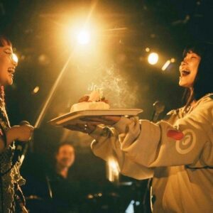 Cent Chihiro Chittiii Instagram - スーパーな友達の誕生日を祝ってきまして。
ひっそり一緒に作っていた曲歌いまして。
とーーーってもラブすぎた時間でありました。

うたうようにほがらかに。

詩羽の初ワンマンは
新宿LOFTに充満する独特の個と幸と苦と楽が
詩羽らしくて素敵なワンマンでした。

2人で作った曲はいつかのリリースをお楽しみにです

たんのしかった〜〜〜

❤️‍🔥@utaha.89 
📷@yokoyamarock