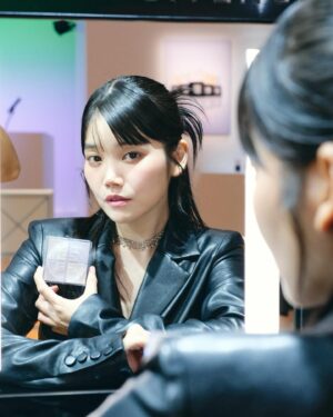 Cent Chihiro Chittiii Instagram - GIVENCHYのパーティーへ。

GIVENCHYで人気のプリズム・リーブルの新作を
一足お先に体感してまいりました

私は新色のNo.00を試しました。

光を取り込んだ透明感
"清らかさ"っていいなと
うきうきをいただいた私でした

リップは231でこれまた最高にお気に入りです

9月6日発売
おたのしみにっ

@givenchybeauty 

hairmake: @megumikuji_luckhair 
styling: @koromoishigaya 

#ジバンシイビューティー
 #プリズムリーブル 
#光透明感パウダー 
#pr