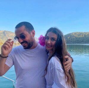 Ceren Benderlioğlu Instagram - 14 sene olmuş 16 sene de ilişkiyle hop 20 ye az kalmış. 🐸🪢 seni seviyorum 💕 @emirbenderlioglu