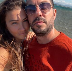 Ceren Benderlioğlu Instagram - 14 sene olmuş 16 sene de ilişkiyle hop 20 ye az kalmış. 🐸🪢 seni seviyorum 💕 @emirbenderlioglu