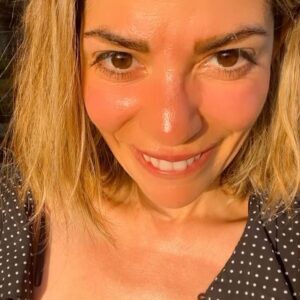 Ceren Moray Instagram - “Ben şehir kızıyım abi” iddiamı son derece gülünç buluyorum. Rokam ağlattı, kabakla neler olacağını düşlüyorum. Yine de aşırı cool olmak için elimizden ne geliyorsa yapacağız elbette aman diyim