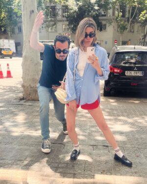 Ceren Moray Instagram - Barça dedik; evde hissetmek gibi dedik, patates olduk ha bunların haricinde; bi yere giderken gelen özgüven, kiminle gittiğindeki kim, yediğin-içtiğin, en güzelini dinlediğin, sabah şakaları ederek kahvelediğin, kokladığın özlediğin dostinin dibi, bakakaldığın o güzel karmaşa ve adiós viejo amigo