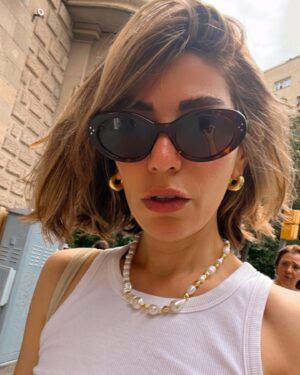 Ceren Moray Instagram - Barça dedik; evde hissetmek gibi dedik, patates olduk ha bunların haricinde; bi yere giderken gelen özgüven, kiminle gittiğindeki kim, yediğin-içtiğin, en güzelini dinlediğin, sabah şakaları ederek kahvelediğin, kokladığın özlediğin dostinin dibi, bakakaldığın o güzel karmaşa ve adiós viejo amigo