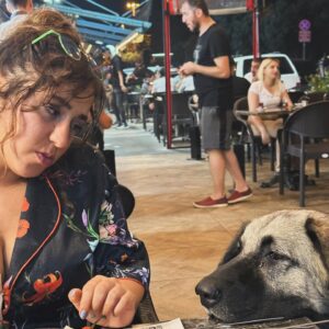 Ceren Taşçı Instagram - Size biraz sokakta tanıştığım dostlarımla sevgi basmaya geldim.Sokaklar sizinle o kadar güzel ki❤️Size zarar veren yine insan,sokakları size zarar veren insanlardan temizlemek gerekiyor çünkü o insanın içindeki kötülüğü ve cehaleti besleyince ortaya çıkıyor şiddet.Bir hayvan eğer ona zarar vermez tehdit oluşturmazsanız size durduk yere zarar vermez.Sokakta sevdiğimiz bütün canlar bizimdir,sahipsiz değildir.
#yasayıgeriçek #yasadeğilcinayet #sokakhayvanlarısahipsizdeğil