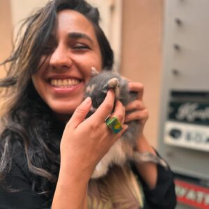 Ceren Taşçı Instagram - Size biraz sokakta tanıştığım dostlarımla sevgi basmaya geldim.Sokaklar sizinle o kadar güzel ki❤️Size zarar veren yine insan,sokakları size zarar veren insanlardan temizlemek gerekiyor çünkü o insanın içindeki kötülüğü ve cehaleti besleyince ortaya çıkıyor şiddet.Bir hayvan eğer ona zarar vermez tehdit oluşturmazsanız size durduk yere zarar vermez.Sokakta sevdiğimiz bütün canlar bizimdir,sahipsiz değildir.
#yasayıgeriçek #yasadeğilcinayet #sokakhayvanlarısahipsizdeğil