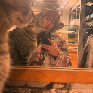 Ceren Taşçı Instagram - Size biraz sokakta tanıştığım dostlarımla sevgi basmaya geldim.Sokaklar sizinle o kadar güzel ki❤️Size zarar veren yine insan,sokakları size zarar veren insanlardan temizlemek gerekiyor çünkü o insanın içindeki kötülüğü ve cehaleti besleyince ortaya çıkıyor şiddet.Bir hayvan eğer ona zarar vermez tehdit oluşturmazsanız size durduk yere zarar vermez.Sokakta sevdiğimiz bütün canlar bizimdir,sahipsiz değildir.
#yasayıgeriçek #yasadeğilcinayet #sokakhayvanlarısahipsizdeğil