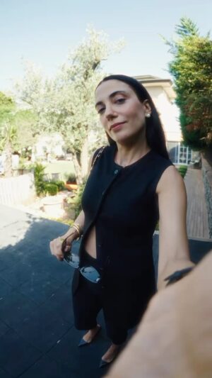 Ceren Yalazoğlu Karakoç Instagram - Kombinlerimi yaparken en güvendiğim destekçim Yumoş Deterjan Terapi Serisi. Yeni Yumoş Deterjan Yoğun Terapi kıyafetlerimde zamanla oluşan mikro hasarı 1. yıkamadan itibaren onarıyor ve renklerini canlandırıyor. Üstelik hem siyahlarda hem renklilerde güvenle kullanabiliyorum. @yumostr  #YumoşDeterjanTerapiSerisi #işbirliği💜