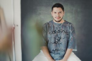 César Doroteo Instagram - Me sentí muy bonito en los ojos de @gabrielgastelum. Es un talentoso en su arte. ¡Gracias por estas bellas fotos! TODAS son mis favorita. 🩷✨

1 Playera y pantalón blanco de Zara 
2 Playera y camisa de Zara
3 Body @proteomx 
4 Body @proteomx