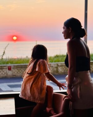 Cevahir Turan Instagram - Buradan benim fotoğraf ve videolarımı çeken ve artık bıkmış olan yakınlarıma sesleniyorum 🥰 Artık 7/24 yanımda bir fotoğrafçım var. Herkesten güzel çekiyor. Boyu kısa ya, aşağıdan çektiği için uzun da çıkıyorum 🥰 Ve çok hevesli, beğenmediğimde yine çektiriyorum ☺️ Canım kızım ❤️ Ne çabuk büyüyorlar. Geride kalan her anı çok özleyeceğiz. Tadını çıkartalım 🥰