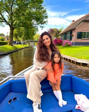 Cevahir Turan Instagram - Hollanda’da mutlaka görülmesi gereken bir yer. Masallar diyarı Giethoorn 🥰 #giethoorn #holland