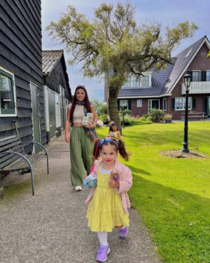 Cevahir Turan Instagram - Hollanda’da bizim en sevdiğimiz yerlerden ❤️ Taze ve lezzetli yumurtalarımızı ve sütümüzü buradan alırız. Buranın sütüyle yaptığımız yoğurdun kaymağı sapsarı ve 1 cm kalınlığında. Yumurtaların lezzeti ise bi başka 🥰 Ama benim burayı sevmenin nedeni başka.. Yumurtaları kendin alıyorsun ve parayı kaba atıyorsun. Bütün paralar açıkta. Başında kimse beklemiyor. Kimse çalmıyor.. Böyle dürüstlüğe dayalı bir yer benim için cennettin dünyadaki örneğidir ☺️ #holland #boerderij #çiftlik #assendelft