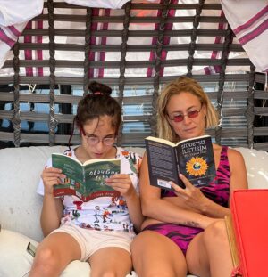 Ceyda Düvenci Instagram - Keyif yapalım dedik sabah sabah kızımla… Salıncakta kitap keyfi… Sonra dedim ki anı olsun, fotoğrafımızı çekelim 😍☺️ Sonra oğlum dedi ki “sabah sabah okumam ama fotoğrafta olmak için kitabımla gelirim” 😂😂😂 öğleden sonra okuyor kitabını akıllım 😂😂😂 ama fotoğrafta da olmadan edemedi ❤️❤️❤️ Mariyoşkamız kuaföre süslenmeye gitti, kaldık üçümüz 😍 bugün sevdiklerimizi ağırlayacağız öğleden sonra ☺️ şimdi biraz biz zamanı 😍