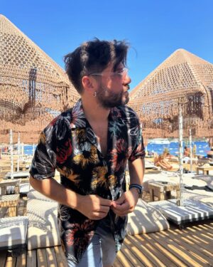 Ceyhun Fersoy Instagram - Meğerse gömleği görmüş👀👀

#bodrum #summer