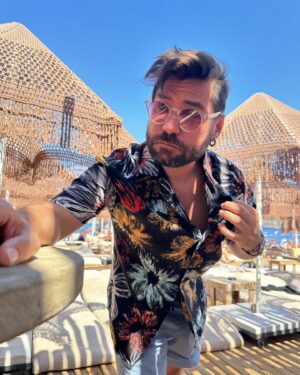 Ceyhun Fersoy Instagram - Meğerse gömleği görmüş👀👀

#bodrum #summer