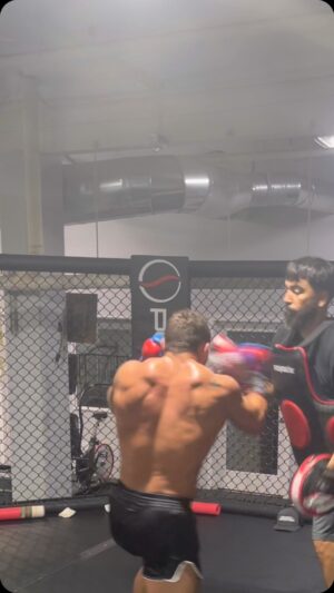 Chad Mendes Instagram - Crackin mitts like my life depended on it!! 💪🏽👊🏽👊🏽

#hardworkpaysoff #lifelonggrind #boxing #mma #jiujitsu #grappling #wrestling #nonstop