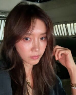 Chae Jung-an Instagram - 차에서 대기중
기분 탓인가 가을가을하네 🍂
