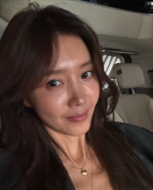 Chae Jung-an Instagram - 차에서 대기중
기분 탓인가 가을가을하네 🍂
