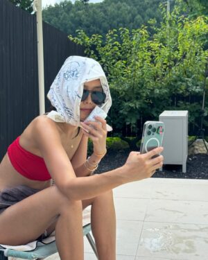 Chae Jung-an Instagram - 씐나는 셀프 워터밤 🔫💦 

(ft. 셀프 파라솔 설치 ⛱️)