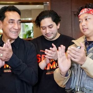 Chand Parwez Servia Instagram - Besok SEKAWAN LIMO Tayang di Bioskop.
Tiket sudah bisa dibeli. 👹

Komedi adalah medium komunikasi yang saya suka, tapi tontonan horor sedang jadi pilihan. Kemudian meramunya jadi Komedi Horor bersama sutradara @moektito dan komedi konsultan @donopradana dari skenario @nonaica sungguh menyenangkan sambil menyampaikan pesan 'berdamai dengan masa lalu' yang sering jadi trigger anxiety. Editing @wawanidatiwibowo berhasil menghadirkan tawa yang rapet, horor mencekam, persahabatan anak senja, romantisme, komplit juga menghangatkan hati. ❤️

 @nadyaarina @keisyalevronka  @benidictivity @indrapramujito @firza_valaza @devinaureel @cakkartolochannel @tri_karnadinata @betasofian @oddyananta @angiieewilliams @sarahtumiwa @arif_alfiansyah @ukilkentroenk @mithunisar @dza786 @wawanidatiwibowo @adriansugiono @capluk @chressandy @mikhaelalpha @starvisionplus @skakstudios 

@sekawanlimo
#SekawanLimo #FilmSekawanLimo #KawalSekawanLimo