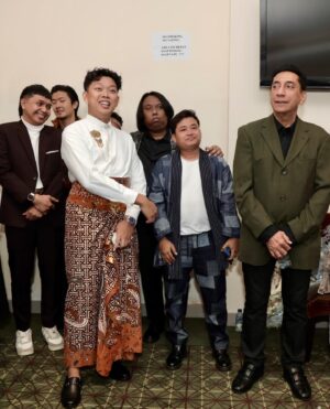 Chand Parwez Servia Instagram - SEKAWAN LIMO Tayang di Bioskop.

SEKAWAN LIMO ajak berdamai dengan masa lalu, film komedi horor pelepas penat yang komplit dan kontemplatif. ❤️

Alhamdulillah | Gusti, matur nuwun.

@sekawanlimo @moektito @nadyaarina @keisyalevronka @donopradana @benidictivity @indrapramujito @firza_valaza @devinaureel @cakkartolochannel @tri_karnadinata @betasofian @oddyananta @angiieewilliams @sarahtumiwa @arif_alfiansyah @ukilkentroenk @dza786 @mithunisar @nonaica @wawanidatiwibowo @adriansugiono @capluk @chressandy @mikhaelalpha @starvisionplus @skakstudios @poplicist  @rhayaflicks 
#SekawanLimo #FilmSekawanLimo #KawalSekawanLimo