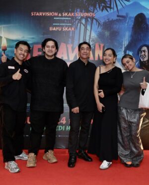 Chand Parwez Servia Instagram - SEKAWAN LIMO Tayang di Bioskop.

SEKAWAN LIMO ajak berdamai dengan masa lalu, film komedi horor pelepas penat yang komplit dan kontemplatif. ❤️

Alhamdulillah | Gusti, matur nuwun.

@sekawanlimo @moektito @nadyaarina @keisyalevronka @donopradana @benidictivity @indrapramujito @firza_valaza @devinaureel @cakkartolochannel @tri_karnadinata @betasofian @oddyananta @angiieewilliams @sarahtumiwa @arif_alfiansyah @ukilkentroenk @dza786 @mithunisar @nonaica @wawanidatiwibowo @adriansugiono @capluk @chressandy @mikhaelalpha @starvisionplus @skakstudios @poplicist  @rhayaflicks 
#SekawanLimo #FilmSekawanLimo #KawalSekawanLimo