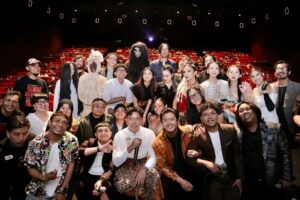 Chand Parwez Servia Instagram - SEKAWAN LIMO Tayang di Bioskop.

Bahagia melihat sahabat-sahabat yang mengawali eksplorasi potensi kreatifnya di @starvisionplus khususnya sebagai sutradara, kemudian bertumbuh jadi produser. Semoga selalu saling support untuk kesuksesan satu sama lainnya. Karena demikianlah semestinya untuk perfilman kita bertumbuh semakin baik, dan menempati hati penonton film Indonesia tercinta.
Bayu Skak @moektito menunjukkan pencapaian terbaiknya di Sekawan Limo @sekawanlimo dengan tetap bersahaja, dan seperti biasa kami selalu punya ritual ketika karya kami akan tayang dengan saling menguatkan dan doa setelah mencurahkan segala upaya, Bismillahirohmanirrohim.

Film Sekawan Limo lahir dari rasa cinta kami untuk hadirkan hiburan lengkap dan berkesan. Segera nonton di Bioskop, tayang mulai hari ini.

 @nadyaarina @keisyalevronka @donopradana @benidictivity @indrapramujito @firza_valaza @devinaureel @cakkartolochannel @tri_karnadinata @betasofian @oddyananta @angiieewilliams @sarahtumiwa @arif_alfiansyah @ukilkentroenk @dza786 @mithunisar @nonaica @wawanidatiwibowo @adriansugiono @capluk @chressandy @mikhaelalpha @skakstudios @rhayaflicks @poplicist @alvinhariz @ch444ndni @aliyasennn 
#SekawanLimo #FilmSekawanLimo #KawalSekawanLimo