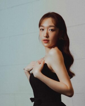 Chanel Wang Instagram - Dream comes true✨💭
.
♡ Outfit : @linwei.vk 
♡ Jewelry : @linshiaotung 
♡ Makeup : @yentingymakeup 
♡ Hair : @80s_yuna 
♡ Nails : @selenayang24 
♡ Photo : @hamisnotpuman

#金鐘58