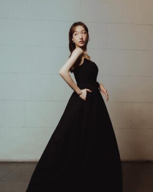 Chanel Wang Instagram - Dream comes true✨💭
.
♡ Outfit : @linwei.vk 
♡ Jewelry : @linshiaotung 
♡ Makeup : @yentingymakeup 
♡ Hair : @80s_yuna 
♡ Nails : @selenayang24 
♡ Photo : @hamisnotpuman

#金鐘58