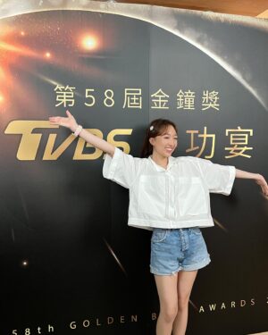 Chanel Wang Instagram - Dream comes true✨💭
.
♡ Outfit : @linwei.vk 
♡ Jewelry : @linshiaotung 
♡ Makeup : @yentingymakeup 
♡ Hair : @80s_yuna 
♡ Nails : @selenayang24 
♡ Photo : @hamisnotpuman

#金鐘58
