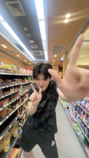 Chang Jayapol Chiopittayakarn Instagram - What can I say in #711 😆 - #wawawa