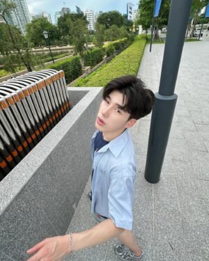 Chang Jayapol Chiopittayakarn Instagram - Let’s celebrate Grey day together 🧲 เข้ากับทุกชุดทุกลุคจริงๆ 👟👟 @newbalance #NewbalanceTH #greydays2024 
#newbalance