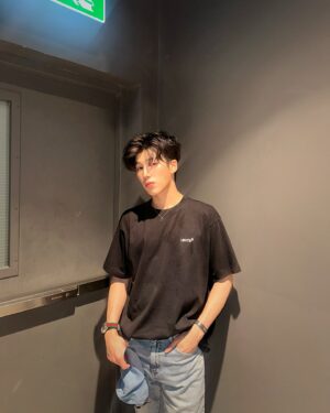 Chang Jayapol Chiopittayakarn Instagram - 🪨 Star ⭐️ - #lisa #rockstar 

👕👖 : @levis @levis.th Bootcut 517 Jeans, 1969 Premium Edition #LevisTH #LiveInLevis