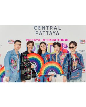 Chang Jayapol Chiopittayakarn Instagram - Love is “Cosmic” ✨ - #REDVELVET
รัก คือ จักรวาล 
ก่อนอื่นผมอยากจะยินดีมาก ที่ #สมรสเท่าเทียม เกิดขึ้นในประเทศไทยของเรา ซึ่งเป็นสิ่งที่ทุกความรักควรได้รับ และการให้เกียรติคนทุกคน ทั้งphysically and mentally และความคิดเห็นของผมส่วนตัวนะค้าบ เราควรเฉลิมฉลอง ยินดี กับการเป็นตัวเรา หรือการมีความสุขกับสิ่งที่เราชอบ ได้ทุกวัน ไม่จำเป็นต้องรอให้ใครมาบอกว่าคุณทำได้ หรือแสดงความยินยอม ทุกคนมีสิทธิที่จะรัก ที่จะกระทำอะไรใดๆก็ตามที่ไม่ส่งผลกระทบต่อบุคคลอื่น Love is Cosmic จักรวาลเป็นของเราอยู่ที่เราเลือก เราสามารถเป็นอะไรก็ได้ รักใครก็ได้ มีความสุขกับอะไรก็ได้ และความเห็นส่วนตัวสุดๆๆ คือเราไม่ควรจะถูกนิยาม ว่าเป็น ผู้ชาย ผู้หญิง L, G,B หรือคำนิยามอื่นๆอีกมากมาย เพราะทุกคน เราคือ “มนุษย์” คนแค่คำนี่ก็พอแล้วครับ 

or Love is love, First of all wanna congrats for  #samesexmarriage was legal In Thailand 🏳️‍🌈. In what I individually believe, we can celebrate and proud to be ourselves everyday not only in June, the Pride month. Love is Cosmic, for me it’s means we can be anything that we want and happy to be, can love anyone we want to (depend on their love partner) while not harming others right. And we shouldn’t be labeled as a men, women , G, B ,T or others because everyone are human that’ll. We can normally be proud as a “Human”. 

#PattayaInternationalPrideFestival2024
#PrideParade 
#TheBestPrideParade
#PrideMonth2024 
#PrideForAll #CentralPattana 
#CentralMarina
#CentralPattaya