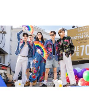 Chang Jayapol Chiopittayakarn Instagram - Love is “Cosmic” ✨ - #REDVELVET
รัก คือ จักรวาล 
ก่อนอื่นผมอยากจะยินดีมาก ที่ #สมรสเท่าเทียม เกิดขึ้นในประเทศไทยของเรา ซึ่งเป็นสิ่งที่ทุกความรักควรได้รับ และการให้เกียรติคนทุกคน ทั้งphysically and mentally และความคิดเห็นของผมส่วนตัวนะค้าบ เราควรเฉลิมฉลอง ยินดี กับการเป็นตัวเรา หรือการมีความสุขกับสิ่งที่เราชอบ ได้ทุกวัน ไม่จำเป็นต้องรอให้ใครมาบอกว่าคุณทำได้ หรือแสดงความยินยอม ทุกคนมีสิทธิที่จะรัก ที่จะกระทำอะไรใดๆก็ตามที่ไม่ส่งผลกระทบต่อบุคคลอื่น Love is Cosmic จักรวาลเป็นของเราอยู่ที่เราเลือก เราสามารถเป็นอะไรก็ได้ รักใครก็ได้ มีความสุขกับอะไรก็ได้ และความเห็นส่วนตัวสุดๆๆ คือเราไม่ควรจะถูกนิยาม ว่าเป็น ผู้ชาย ผู้หญิง L, G,B หรือคำนิยามอื่นๆอีกมากมาย เพราะทุกคน เราคือ “มนุษย์” คนแค่คำนี่ก็พอแล้วครับ 

or Love is love, First of all wanna congrats for  #samesexmarriage was legal In Thailand 🏳️‍🌈. In what I individually believe, we can celebrate and proud to be ourselves everyday not only in June, the Pride month. Love is Cosmic, for me it’s means we can be anything that we want and happy to be, can love anyone we want to (depend on their love partner) while not harming others right. And we shouldn’t be labeled as a men, women , G, B ,T or others because everyone are human that’ll. We can normally be proud as a “Human”. 

#PattayaInternationalPrideFestival2024
#PrideParade 
#TheBestPrideParade
#PrideMonth2024 
#PrideForAll #CentralPattana 
#CentralMarina
#CentralPattaya
