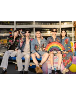 Chang Jayapol Chiopittayakarn Instagram - Love is “Cosmic” ✨ - #REDVELVET
รัก คือ จักรวาล 
ก่อนอื่นผมอยากจะยินดีมาก ที่ #สมรสเท่าเทียม เกิดขึ้นในประเทศไทยของเรา ซึ่งเป็นสิ่งที่ทุกความรักควรได้รับ และการให้เกียรติคนทุกคน ทั้งphysically and mentally และความคิดเห็นของผมส่วนตัวนะค้าบ เราควรเฉลิมฉลอง ยินดี กับการเป็นตัวเรา หรือการมีความสุขกับสิ่งที่เราชอบ ได้ทุกวัน ไม่จำเป็นต้องรอให้ใครมาบอกว่าคุณทำได้ หรือแสดงความยินยอม ทุกคนมีสิทธิที่จะรัก ที่จะกระทำอะไรใดๆก็ตามที่ไม่ส่งผลกระทบต่อบุคคลอื่น Love is Cosmic จักรวาลเป็นของเราอยู่ที่เราเลือก เราสามารถเป็นอะไรก็ได้ รักใครก็ได้ มีความสุขกับอะไรก็ได้ และความเห็นส่วนตัวสุดๆๆ คือเราไม่ควรจะถูกนิยาม ว่าเป็น ผู้ชาย ผู้หญิง L, G,B หรือคำนิยามอื่นๆอีกมากมาย เพราะทุกคน เราคือ “มนุษย์” คนแค่คำนี่ก็พอแล้วครับ 

or Love is love, First of all wanna congrats for  #samesexmarriage was legal In Thailand 🏳️‍🌈. In what I individually believe, we can celebrate and proud to be ourselves everyday not only in June, the Pride month. Love is Cosmic, for me it’s means we can be anything that we want and happy to be, can love anyone we want to (depend on their love partner) while not harming others right. And we shouldn’t be labeled as a men, women , G, B ,T or others because everyone are human that’ll. We can normally be proud as a “Human”. 

#PattayaInternationalPrideFestival2024
#PrideParade 
#TheBestPrideParade
#PrideMonth2024 
#PrideForAll #CentralPattana 
#CentralMarina
#CentralPattaya