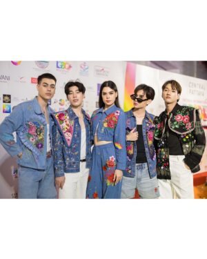 Chang Jayapol Chiopittayakarn Instagram - Love is “Cosmic” ✨ - #REDVELVET
รัก คือ จักรวาล 
ก่อนอื่นผมอยากจะยินดีมาก ที่ #สมรสเท่าเทียม เกิดขึ้นในประเทศไทยของเรา ซึ่งเป็นสิ่งที่ทุกความรักควรได้รับ และการให้เกียรติคนทุกคน ทั้งphysically and mentally และความคิดเห็นของผมส่วนตัวนะค้าบ เราควรเฉลิมฉลอง ยินดี กับการเป็นตัวเรา หรือการมีความสุขกับสิ่งที่เราชอบ ได้ทุกวัน ไม่จำเป็นต้องรอให้ใครมาบอกว่าคุณทำได้ หรือแสดงความยินยอม ทุกคนมีสิทธิที่จะรัก ที่จะกระทำอะไรใดๆก็ตามที่ไม่ส่งผลกระทบต่อบุคคลอื่น Love is Cosmic จักรวาลเป็นของเราอยู่ที่เราเลือก เราสามารถเป็นอะไรก็ได้ รักใครก็ได้ มีความสุขกับอะไรก็ได้ และความเห็นส่วนตัวสุดๆๆ คือเราไม่ควรจะถูกนิยาม ว่าเป็น ผู้ชาย ผู้หญิง L, G,B หรือคำนิยามอื่นๆอีกมากมาย เพราะทุกคน เราคือ “มนุษย์” คนแค่คำนี่ก็พอแล้วครับ 

or Love is love, First of all wanna congrats for  #samesexmarriage was legal In Thailand 🏳️‍🌈. In what I individually believe, we can celebrate and proud to be ourselves everyday not only in June, the Pride month. Love is Cosmic, for me it’s means we can be anything that we want and happy to be, can love anyone we want to (depend on their love partner) while not harming others right. And we shouldn’t be labeled as a men, women , G, B ,T or others because everyone are human that’ll. We can normally be proud as a “Human”. 

#PattayaInternationalPrideFestival2024
#PrideParade 
#TheBestPrideParade
#PrideMonth2024 
#PrideForAll #CentralPattana 
#CentralMarina
#CentralPattaya